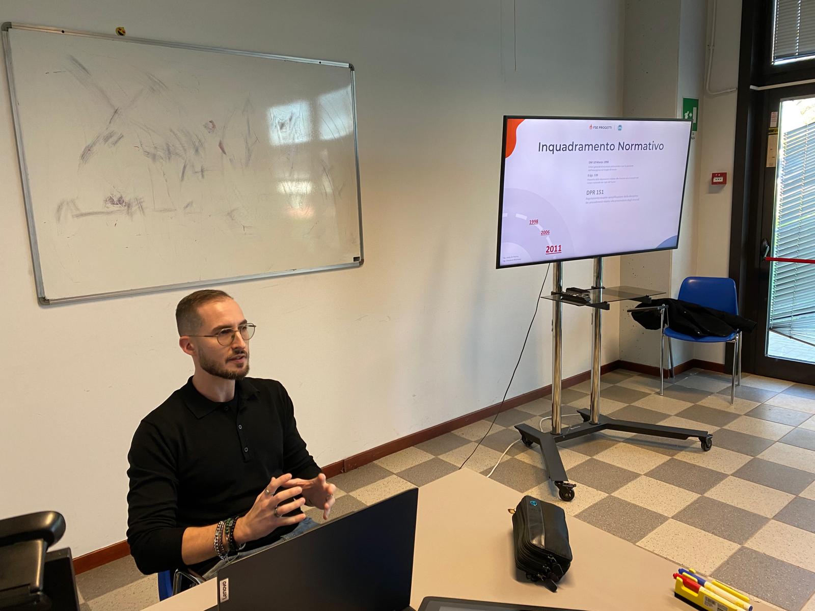 Jordy Di Pierno docente di Fire Safety Engineering durante la formazione antincendio all'Università dell'Insubria